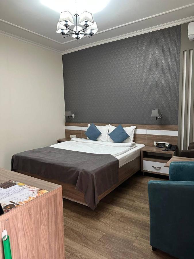 Gоlden Dragon Villa Hotel ビシュケク エクステリア 写真