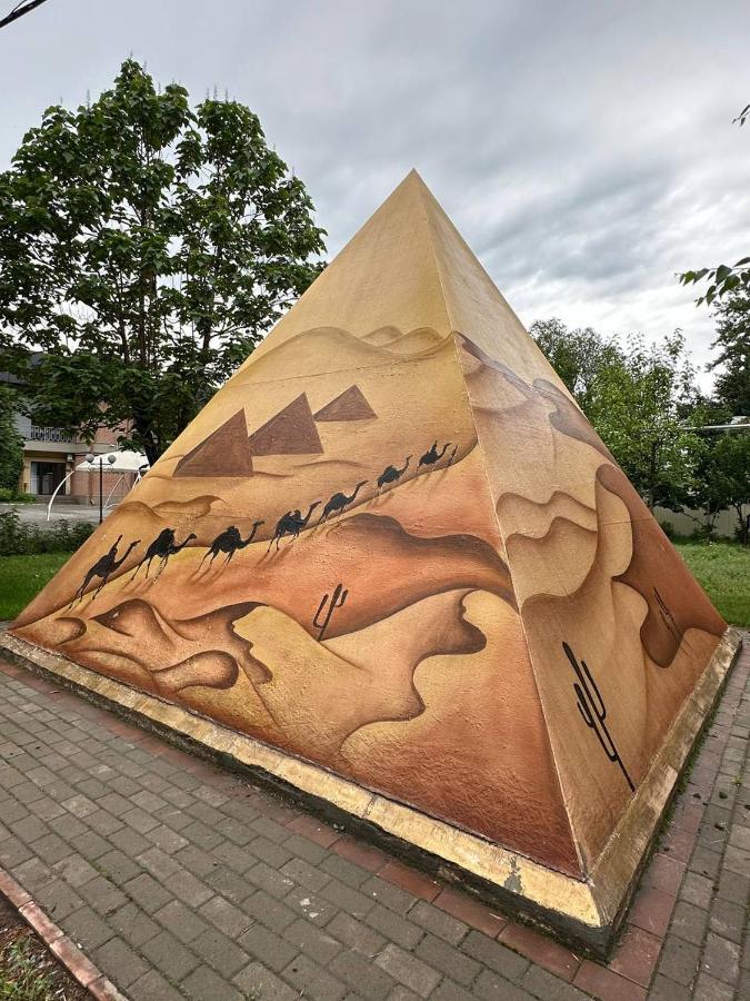 Gоlden Dragon Villa Hotel ビシュケク エクステリア 写真
