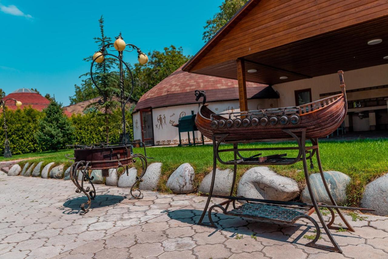 Gоlden Dragon Villa Hotel ビシュケク エクステリア 写真