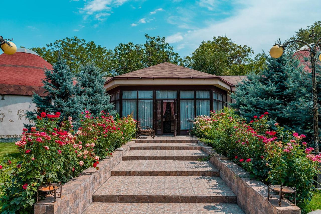 Gоlden Dragon Villa Hotel ビシュケク エクステリア 写真