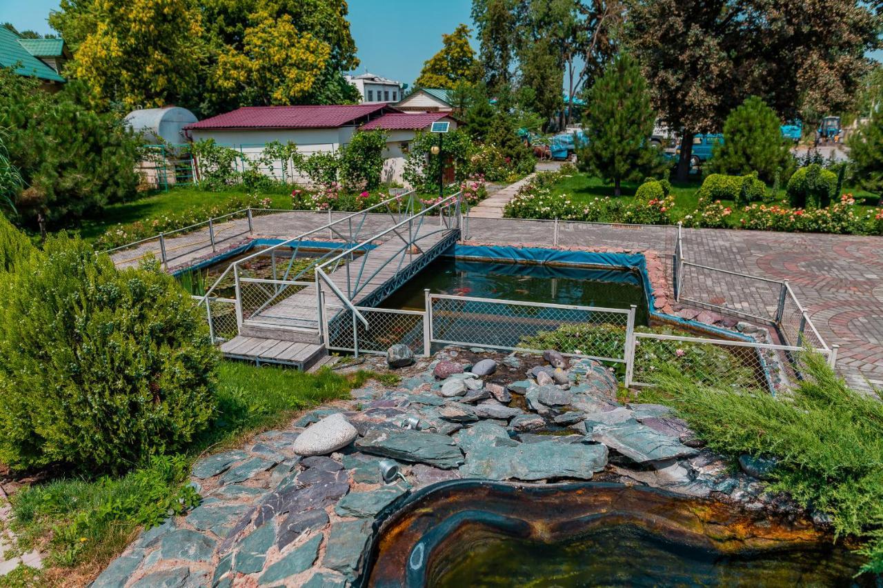 Gоlden Dragon Villa Hotel ビシュケク エクステリア 写真